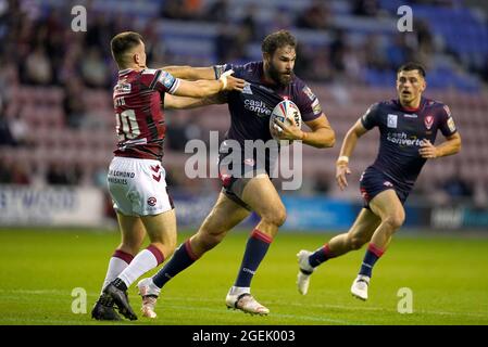 Alex Walmsley (au centre) de St Helens est attaqué par Harry Smith de Wigan Warriors lors de la Super League de Betfred au stade DW, Wigan. Date de la photo : vendredi 20 août 2021. Voir l'histoire de PA RUGBYL Wigan. Le crédit photo devrait se lire comme suit : Mike Egerton/PA Wire. RESTRICTIONS : l'utilisation est soumise à des restrictions. Utilisation éditoriale uniquement, aucune utilisation commerciale sans le consentement préalable du détenteur des droits. Banque D'Images