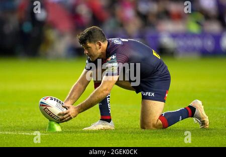 St Helenss' Lachlan Coote s'aligne sur une conversion lors de la Betfred Super League au DW Stadium, Wigan. Date de la photo : vendredi 20 août 2021. Voir l'histoire de PA RUGBYL Wigan. Le crédit photo devrait se lire comme suit : Mike Egerton/PA Wire. RESTRICTIONS : l'utilisation est soumise à des restrictions. Utilisation éditoriale uniquement, aucune utilisation commerciale sans le consentement préalable du détenteur des droits. Banque D'Images