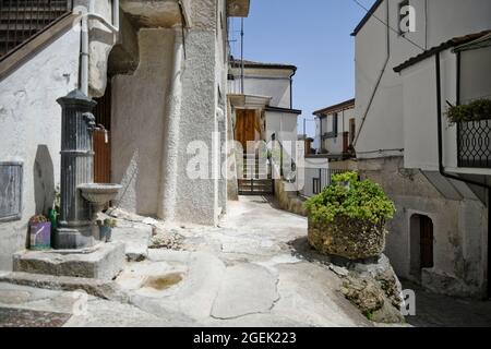 Une rue dans le centre historique de Chiaromonte, une vieille ville de la région de Basilicate, en Italie. Banque D'Images