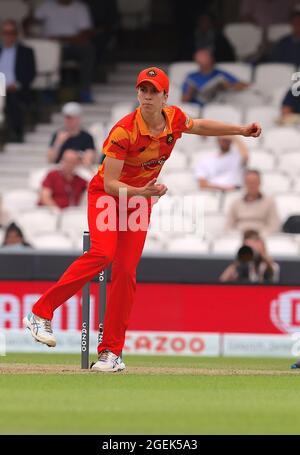 Londres, Royaume-Uni. 20 août 2021. Erin Burns du Birmingham Phoenix Bowling comme l'Oval invincibles prendre le Birmingham Phoenix à l'éliminateur de la compétition de cricket de cent femmes au Kia Oval. Le cent est un tout nouveau format de cricket introduit par la BCE. David Rowe/ Alamy Live News. Banque D'Images