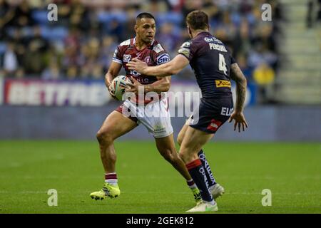 Wigan, Royaume-Uni. 20 août 2021. Willie ISA (11), de Wigan Warriors, cherche à dépasser Mark Percival (4), de St Helens, à Wigan, au Royaume-Uni, le 8/20/2021. (Photo de Simon Whitehead/ SW photo/News Images/Sipa USA) crédit: SIPA USA/Alay Live News Banque D'Images