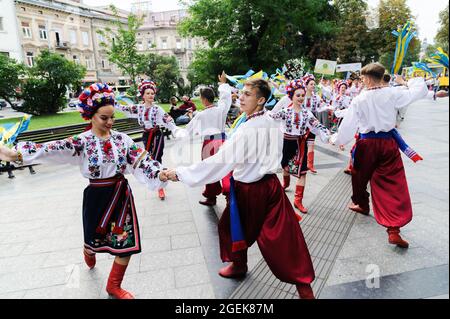 Lviv, Ukraine. 20 août 2021. Des hommes et des femmes ukrainiens en vêtements traditionnels se sont produit lors du Festival folklorique international d'Etnovyr 2021 dans l'ouest de l'Ukraine. Les groupes folkloriques de différentes régions du monde présentent la culture de leur pays à Lviv. Les performances impressionnantes des ensembles, les défilés des participants à travers la ville, les costumes folkloriques, le défilé de mode, les soirées d'amitié et les classes de maîtres de danse ne sont que quelques-uns des événements qui ont eu lieu pendant l'Etnovyr. Crédit : SOPA Images Limited/Alamy Live News Banque D'Images