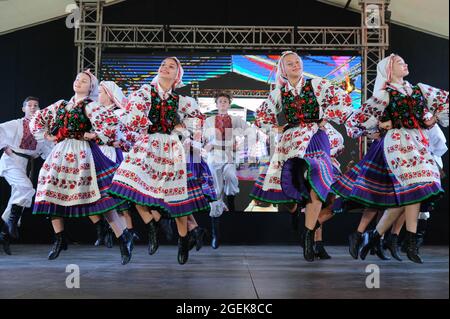 Lviv, Ukraine. 20 août 2021. Des hommes et des femmes en vêtements traditionnels se sont produit lors du Festival folklorique international d'Etnovyr 2021, dans l'ouest de l'Ukraine. Les groupes folkloriques de différentes régions du monde présentent la culture de leur pays à Lviv. Les performances impressionnantes des ensembles, les défilés des participants à travers la ville, les costumes folkloriques, le défilé de mode, les soirées d'amitié et les classes de maîtres de danse ne sont que quelques-uns des événements qui ont eu lieu pendant l'Etnovyr. Crédit : SOPA Images Limited/Alamy Live News Banque D'Images