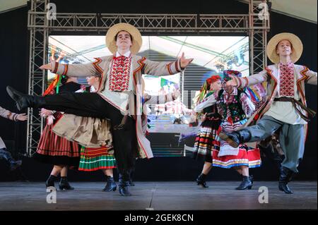 Lviv, Ukraine. 20 août 2021. Des hommes et des femmes en vêtements traditionnels se sont produit lors du Festival folklorique international d'Etnovyr 2021, dans l'ouest de l'Ukraine. Les groupes folkloriques de différentes régions du monde présentent la culture de leur pays à Lviv. Les performances impressionnantes des ensembles, les défilés des participants à travers la ville, les costumes folkloriques, le défilé de mode, les soirées d'amitié et les classes de maîtres de danse ne sont que quelques-uns des événements qui ont eu lieu pendant l'Etnovyr. Crédit : SOPA Images Limited/Alamy Live News Banque D'Images