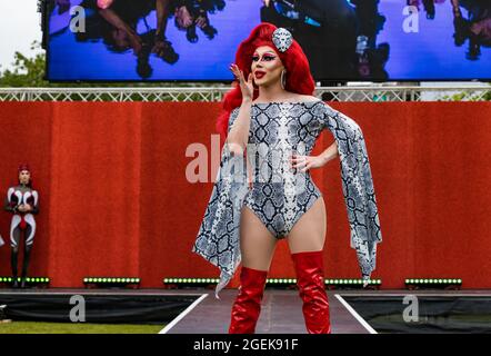 Édimbourg, Écosse, Royaume-Uni, 20 août 2021. Festival international du film d'Édimbourg : une performance d'artiste drag en avance sur la projection au Festival Theatre of the Amazon, film musical « Everybody’s Talking about Jamie ». Photo : Lady Rone (MC et interprète) Banque D'Images