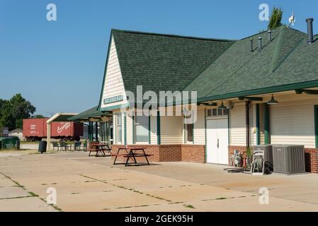 Gare Amtrak de Galesburg avec un ciel bleu derrière.Galesburg, Illinois, États-Unis. Banque D'Images