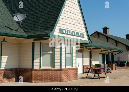 Gare Amtrak de Galesburg avec un ciel bleu derrière.Galesburg, Illinois, États-Unis. Banque D'Images