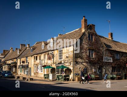 Royaume-Uni, Angleterre, Oxfordshire, Burford, High Street, Cotswold Arms Inn à l'angle de Priory Lane Banque D'Images