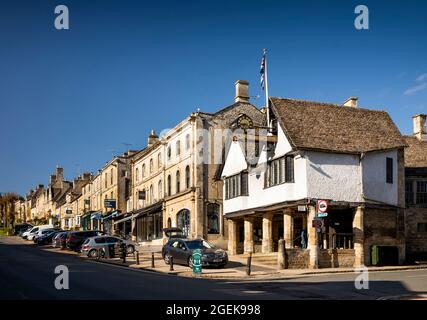 Royaume-Uni, Angleterre, Oxfordshire, Burford, High Street, 1525 Tolsey, (péage du marché) Maison sur la colline Banque D'Images