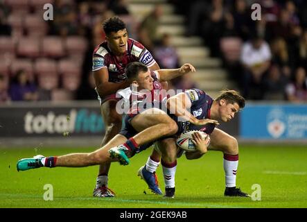 Le Jack Welsby de St Helens (à droite) est attaqué par Harry Smith de Wigan Warriors lors de la Super League de Betfred au stade DW, Wigan. Date de la photo : vendredi 20 août 2021. Voir l'histoire de PA RUGBYL Wigan. Le crédit photo devrait se lire comme suit : Mike Egerton/PA Wire. RESTRICTIONS : l'utilisation est soumise à des restrictions. Utilisation éditoriale uniquement, aucune utilisation commerciale sans le consentement préalable du détenteur des droits. Banque D'Images