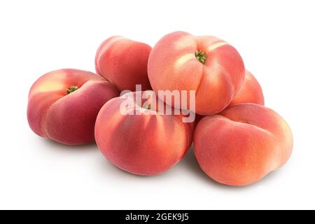 Fruit chinois plat de pêche mûr avec feuille isolée sur blanc arrière-plan avec masque et profondeur de champ complète Banque D'Images