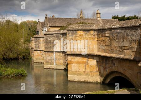 Royaume-Uni, Angleterre, Oxfordshire, Burford, pont médiéval en pierre traversant la rivière Windrush Banque D'Images