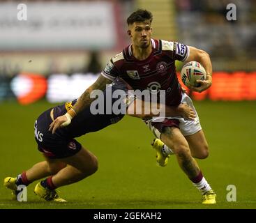 Oliver Gildart (à droite) de Wigan Warriors est attaqué par James Bentley de St Helens lors de la Super League de Betfred au stade DW, Wigan. Date de la photo : vendredi 20 août 2021. Voir l'histoire de PA RUGBYL Wigan. Le crédit photo devrait se lire comme suit : Mike Egerton/PA Wire. RESTRICTIONS : l'utilisation est soumise à des restrictions. Utilisation éditoriale uniquement, aucune utilisation commerciale sans le consentement préalable du détenteur des droits. Banque D'Images