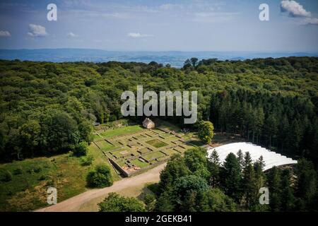 vue aérienne des fouilles archéologiques sur le mont beuvray à morvan en bourgogne en france Banque D'Images