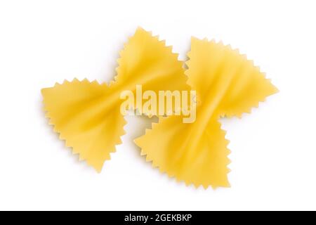 Pâtes Bow Tie isolées sur fond blanc avec passe-cheveux et pleine profondeur de champ. Vue de dessus. Pose à plat. Banque D'Images