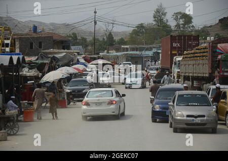 Peshawar, Pakistan. 20 août 2021. Des remorques attendent de traverser le poste frontalier de Torkham, dans le district de Khyber, trois cents camions arrivent et passent quotidiennement à la frontière de Torkham sur une base commerciale. Les gens attendent le transport après qu'ils entrent au Pakistan par un point de passage frontalier à Peshawar. (Photo de Hussain Ali/Pacific Press) crédit: Pacific Press Media production Corp./Alay Live News Banque D'Images