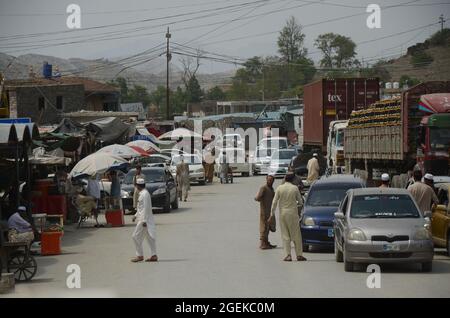 Peshawar, Pakistan. 20 août 2021. Des remorques attendent de traverser le poste frontalier de Torkham, dans le district de Khyber, trois cents camions arrivent et passent quotidiennement à la frontière de Torkham sur une base commerciale. Les gens attendent le transport après qu'ils entrent au Pakistan par un point de passage frontalier à Peshawar. (Photo de Hussain Ali/Pacific Press) crédit: Pacific Press Media production Corp./Alay Live News Banque D'Images