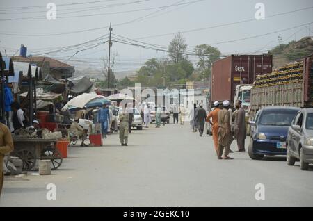 Peshawar, Pakistan. 20 août 2021. Des remorques attendent de traverser le poste frontalier de Torkham, dans le district de Khyber, trois cents camions arrivent et passent quotidiennement à la frontière de Torkham sur une base commerciale. Les gens attendent le transport après qu'ils entrent au Pakistan par un point de passage frontalier à Peshawar. (Photo de Hussain Ali/Pacific Press) crédit: Pacific Press Media production Corp./Alay Live News Banque D'Images