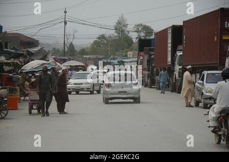 Peshawar, Pakistan. 20 août 2021. Des remorques attendent de traverser le poste frontalier de Torkham, dans le district de Khyber, trois cents camions arrivent et passent quotidiennement à la frontière de Torkham sur une base commerciale. Les gens attendent le transport après qu'ils entrent au Pakistan par un point de passage frontalier à Peshawar. (Photo de Hussain Ali/Pacific Press) crédit: Pacific Press Media production Corp./Alay Live News Banque D'Images