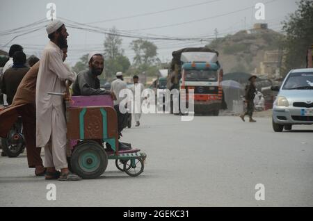 Peshawar, Pakistan. 20 août 2021. Des remorques attendent de traverser le poste frontalier de Torkham, dans le district de Khyber, trois cents camions arrivent et passent quotidiennement à la frontière de Torkham sur une base commerciale. Les gens attendent le transport après qu'ils entrent au Pakistan par un point de passage frontalier à Peshawar. (Photo de Hussain Ali/Pacific Press) crédit: Pacific Press Media production Corp./Alay Live News Banque D'Images