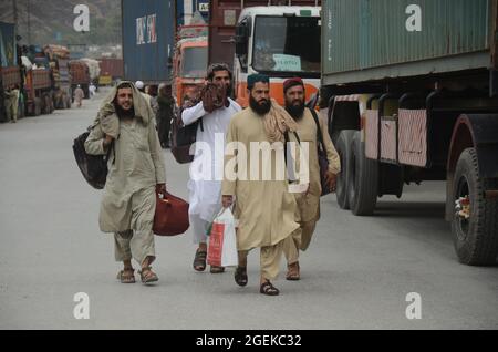 Peshawar, Pakistan. 20 août 2021. Des remorques attendent de traverser le poste frontalier de Torkham, dans le district de Khyber, trois cents camions arrivent et passent quotidiennement à la frontière de Torkham sur une base commerciale. Les gens attendent le transport après qu'ils entrent au Pakistan par un point de passage frontalier à Peshawar. (Photo de Hussain Ali/Pacific Press) crédit: Pacific Press Media production Corp./Alay Live News Banque D'Images