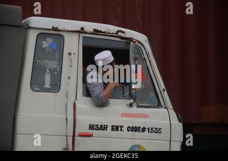 Peshawar, Pakistan. 20 août 2021. Des remorques attendent de traverser le poste frontalier de Torkham, dans le district de Khyber, trois cents camions arrivent et passent quotidiennement à la frontière de Torkham sur une base commerciale. Les gens attendent le transport après qu'ils entrent au Pakistan par un point de passage frontalier à Peshawar. (Photo de Hussain Ali/Pacific Press) crédit: Pacific Press Media production Corp./Alay Live News Banque D'Images