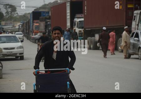 Peshawar, Pakistan. 20 août 2021. Des remorques attendent de traverser le poste frontalier de Torkham, dans le district de Khyber, trois cents camions arrivent et passent quotidiennement à la frontière de Torkham sur une base commerciale. Les gens attendent le transport après qu'ils entrent au Pakistan par un point de passage frontalier à Peshawar. (Photo de Hussain Ali/Pacific Press) crédit: Pacific Press Media production Corp./Alay Live News Banque D'Images