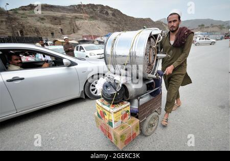 Peshawar, Pakistan. 20 août 2021. Des remorques attendent de traverser le poste frontalier de Torkham, dans le district de Khyber, trois cents camions arrivent et passent quotidiennement à la frontière de Torkham sur une base commerciale. Les gens attendent le transport après qu'ils entrent au Pakistan par un point de passage frontalier à Peshawar. (Photo de Hussain Ali/Pacific Press) crédit: Pacific Press Media production Corp./Alay Live News Banque D'Images