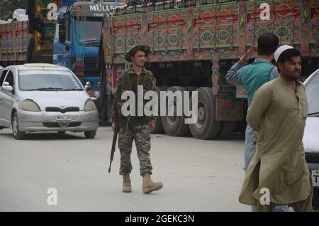 Peshawar, Pakistan. 20 août 2021. Des remorques attendent de traverser le poste frontalier de Torkham, dans le district de Khyber, trois cents camions arrivent et passent quotidiennement à la frontière de Torkham sur une base commerciale. Les gens attendent le transport après qu'ils entrent au Pakistan par un point de passage frontalier à Peshawar. (Photo de Hussain Ali/Pacific Press) crédit: Pacific Press Media production Corp./Alay Live News Banque D'Images