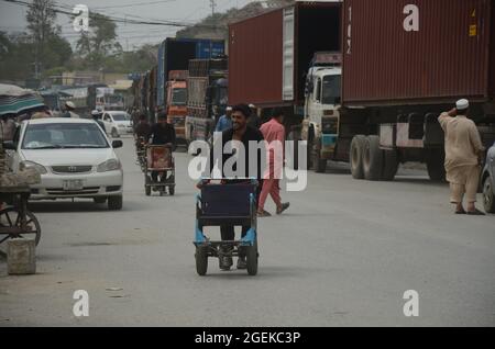 Peshawar, Pakistan. 20 août 2021. Des remorques attendent de traverser le poste frontalier de Torkham, dans le district de Khyber, trois cents camions arrivent et passent quotidiennement à la frontière de Torkham sur une base commerciale. Les gens attendent le transport après qu'ils entrent au Pakistan par un point de passage frontalier à Peshawar. (Photo de Hussain Ali/Pacific Press) crédit: Pacific Press Media production Corp./Alay Live News Banque D'Images