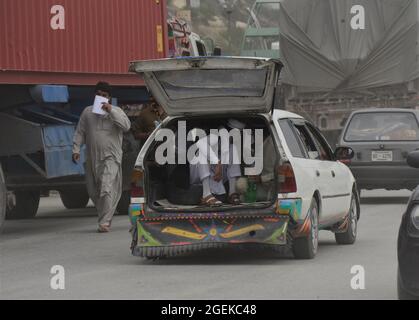 Peshawar, Pakistan. 20 août 2021. Des remorques attendent de traverser le poste frontalier de Torkham, dans le district de Khyber, trois cents camions arrivent et passent quotidiennement à la frontière de Torkham sur une base commerciale. Les gens attendent le transport après qu'ils entrent au Pakistan par un point de passage frontalier à Peshawar. (Photo de Hussain Ali/Pacific Press) crédit: Pacific Press Media production Corp./Alay Live News Banque D'Images