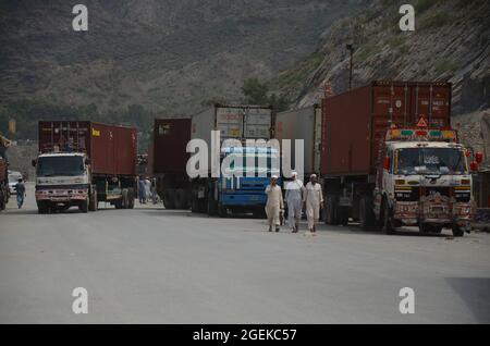 Peshawar, Pakistan. 20 août 2021. Des remorques attendent de traverser le poste frontalier de Torkham, dans le district de Khyber, trois cents camions arrivent et passent quotidiennement à la frontière de Torkham sur une base commerciale. Les gens attendent le transport après qu'ils entrent au Pakistan par un point de passage frontalier à Peshawar. (Photo de Hussain Ali/Pacific Press) crédit: Pacific Press Media production Corp./Alay Live News Banque D'Images