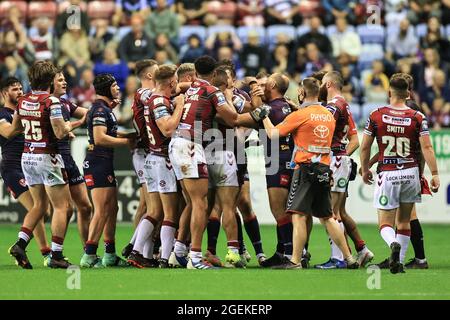 Wigan, Royaume-Uni. 20 août 2021. Une altercation sur le terrain entre les joueurs des deux équipes à Wigan, Royaume-Uni, le 8/20/2021. (Photo de Mark Cosgrove/News Images/Sipa USA) crédit: SIPA USA/Alay Live News Banque D'Images