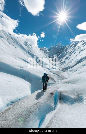 Deux randonneurs sur la route de randonnée sur glace du glacier Perito Moreno Banque D'Images