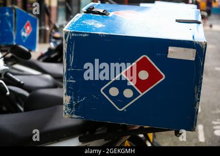 Bristol, Royaume-Uni. 16 août 2021. Une boîte thermique vue sur le scooter de livraison Domino's Pizza à Bristol. Crédit : SOPA Images Limited/Alamy Live News Banque D'Images