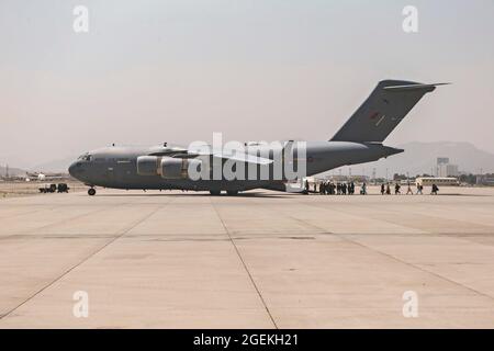 Kaboul, Afghanistan. 20 août 2021. Les évacués embarqueront à bord d'un avion de transport C-17 Globemaster III de la US Air Force alors qu'ils se préparent à quitter l'aéroport international Hamid Karzaï le 20 août 2021 à Kaboul, en Afghanistan. Les évacués chargent dans un Boeing au cours d'une évacuation à Kaboul, Afghanistan, août 20. Les membres du service américain et les partenaires de la coalition aident le ministère d'État à effectuer une opération d'évacuation non combattantes (NEO) en Afghanistan. (É.-U. Photo du corps marin par ) crédit: Planetpix/Alay Live News Banque D'Images