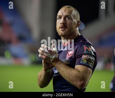 James Roby (9) de St Helens applaudit les supporters en voyage à la fin du match après avoir battu Wigan Warriors 2-26 Banque D'Images