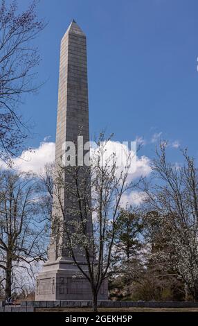 Jamestowne, va, Etats-Unis - 1er avril 2013 : site historique. Monument du Centenaire entouré d'arbres en fleurs sous un paysage bleu. Banque D'Images