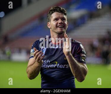 Lachlan Coote (1) de St Helens applaudit les supporters en déplacement à la fin du match après avoir battu Wigan Warriors 2-26 Banque D'Images