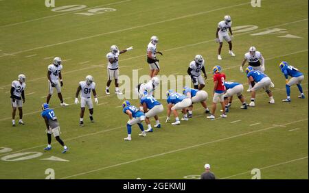 Thousand Oaks, Californie, États-Unis. 19 août 2021. Les Rams de Los Angeles et les Raiders de Las Vegas ont tenu une pratique commune au centre de formation de Rams à l'université luthérienne de Californie. Ici, le quarterback de Rams Matthew Stafford, en jersey rouge, marche jusqu'à la ligne du scrimage. (Image de crédit : © K.C. Fil de presse Alfred/ZUMA) Banque D'Images