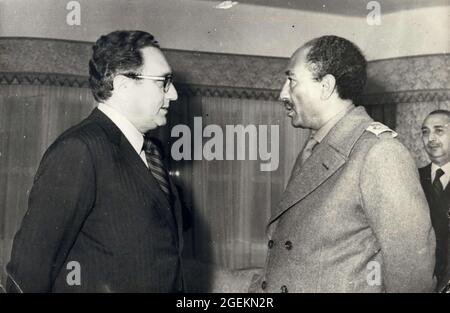 Assouan, Égypte. 21 janvier 1974. Le secrétaire D’État AMÉRICAIN Henry KISSINGER, à gauche, le secrétaire d’État américain, a vu le président ÉGYPTIEN ANWAR EL-SADAT rencontrer peu de temps après son arrivée récente à Assouan (haute Égypte). Le Dr Kissinger a déclaré à son arrivée « Je suis revenu en Égypte pour échanger des idées pour un grand pas en avant vers la paix au Moyen-Orient. Crédit : Keystone Press Agency/ZUMA Wire/Alay Live News Banque D'Images