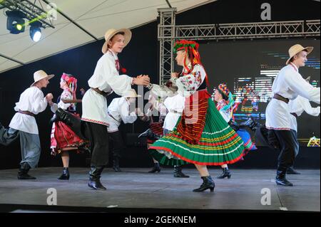 Lviv, Ukraine. 20 août 2021. Des hommes et des femmes en vêtements traditionnels se sont produit lors du Festival folklorique international d'Etnovyr 2021, dans l'ouest de l'Ukraine. Les groupes folkloriques de différentes régions du monde présentent la culture de leur pays à Lviv. Les performances impressionnantes des ensembles, les défilés des participants à travers la ville, les costumes folkloriques, le défilé de mode, les soirées d'amitié et les classes de maîtres de danse ne sont que quelques-uns des événements qui ont eu lieu pendant l'Etnovyr. (Photo de Mykola TYS/SOPA Images/Sipa USA) crédit: SIPA USA/Alay Live News Banque D'Images