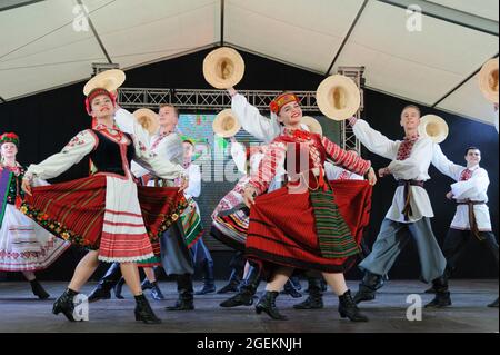 Lviv, Ukraine. 20 août 2021. Des hommes et des femmes en vêtements traditionnels se sont produit lors du Festival folklorique international d'Etnovyr 2021, dans l'ouest de l'Ukraine. Les groupes folkloriques de différentes régions du monde présentent la culture de leur pays à Lviv. Les performances impressionnantes des ensembles, les défilés des participants à travers la ville, les costumes folkloriques, le défilé de mode, les soirées d'amitié et les classes de maîtres de danse ne sont que quelques-uns des événements qui ont eu lieu pendant l'Etnovyr. (Photo de Mykola TYS/SOPA Images/Sipa USA) crédit: SIPA USA/Alay Live News Banque D'Images