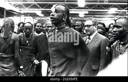 AVR 1976 - Nairobi, Kenya; le Secrétaire d'État des États-Unis HENRY KISSINGER, deuxième de droite, regarde une performance traditionnelle des Massi Warriors. M. Kissinger est au Kenya pour le début de sa visite des capitales africaines. Kissinger a rencontré le président JOMO KENYATTA, à son arrivée, à gauche de la vue partielle du danseur du centre. Crédit : Keystone Press Agency/ZUMA Wire/Alay Live News Banque D'Images