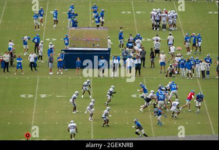 Thousand Oaks, Californie, États-Unis. 19 août 2021. Les Rams de Los Angeles et les Raiders de Las Vegas ont tenu une pratique commune au centre de formation de Rams à l'université luthérienne de Californie. Ici, le quarterback de Rams Matthew Stafford, en jersey rouge, en bas à droite, les mains de Robert Woods. (Image de crédit : © K.C. Fil de presse Alfred/ZUMA) Banque D'Images