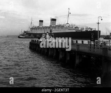 AJAXNETPHOTO. ANNÉES 1960. SOUTHAMPTON, ANGLETERRE. - VERS L'EXTÉRIEUR - CUNARD TRANSATLANTIQUE PAQUEBOT RMS QUEEN ELIZABETH AVEC DES REMORQUEURS EN AIDE, PART SUR L'UN DE SES DÉPARTS RÉGULIERS À NEW YORK.PHOTO:©SUSANNAH RITCHIE COLLECTION/AJAX REF:SR1960S 41 Banque D'Images