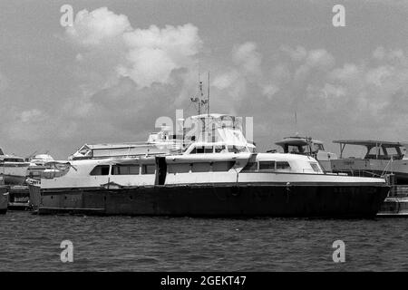 AJAXNETPHOTO. MAI 1981. KEY WEST, FLA, ÉTATS-UNIS. - BATEAU MARIEL IMPRÉ - REEF QUEEN, L'UN DES PLUS DE 1,400 BATEAUX UTILISÉS DANS LE BATEAU-ASCENSEUR CUBAIN MARIEL ÉCHAPPER À L'EXODE DES RÉFUGIÉS ENTRE AVRIL ET OCTOBRE 1980 DE CUBA AUX CLÉS DE FLORIDE APRÈS AVOIR ÉTÉ MIS EN AVANT PAR LES GARDES-CÔTES ET LES DOUANES AMÉRICAINES DANS LE PORT. REEF QUEEN A SUBI DES DOMMAGES À HULL ET UPPERWORKS. LES BATEAUX ONT AMENÉ ENVIRON 125,000 CUBAINS FUYANT AUX USA.PHOTO:JONATHAN EASTLAND/AJAX REF:812805 19A 51 Banque D'Images