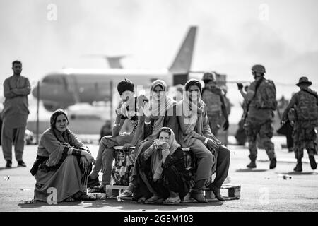 Les enfants évacués attendent le prochain vol après avoir été manifestés à l'aéroport international Hamid Karzaï, août 19. Les membres du service américain aident le ministère d'État à effectuer une opération d'évacuation non combattantes (NEO) en Afghanistan. (É.-U. Photo du corps marin par 1st . Mark Andries) Banque D'Images