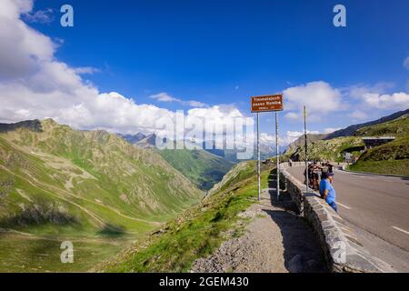 Panneaux de direction à Timmelsjoch High Alpine Road dans les Alpes autrichiennes également appelé Passo Rombo - TIMMELSJOCH, AUTRICHE, EUROPE - 28 JUILLET 2021 Banque D'Images