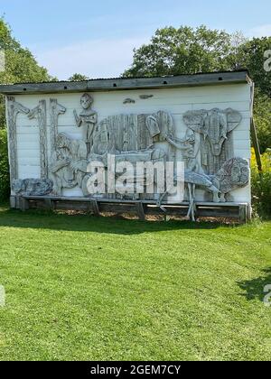 Cette sculpture, intitulée relief animal sur le côté du hangar, a été réalisée par l'artiste américain Bernard Langlais et est logée dans la réserve de sculptures du Langlais à Cushing, Maine. Bernard Langlais (1921 - 1977) était originaire du Maine et a maintenu un studio à Cushing, Maine jusqu'à sa mort à l'âge de 56 ans. Il développe son intérêt artistique à la Corcoran School of Art de Washington DC et à la Skowhegan School of Painting and Sculpture. Banque D'Images